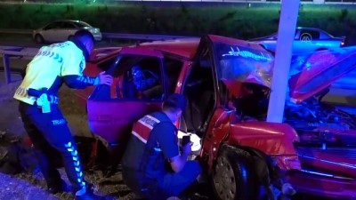 KIRIKKALE - Otomobilin hız uyarı levhasına çarpması sonucu 4 kişi yaralandı
