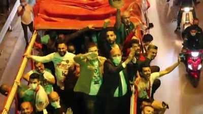 KOCAELİ - TFF 1. Lig'e yükselen Kocaelispor'u kentte taraftarlar karşıladı