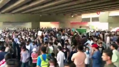 ogrenci protestosu -  - Pakistan’da öğrenci protestosuna polisten gazlı müdahale Videosu