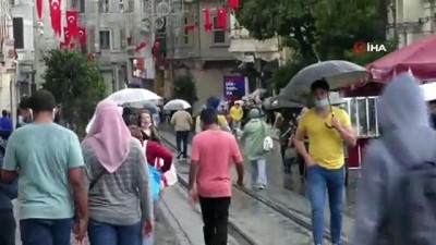  Taksim’de yağış etkili oldu