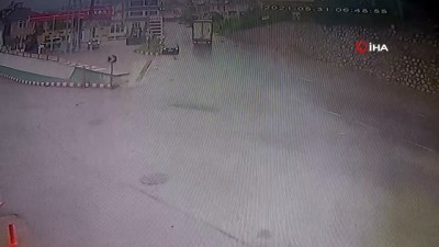 kadin surucu -  Facia böyle teğet geçti...Yağmurda tırın kayan dorsesi kadın sürücünün otomobiline çarptı Videosu