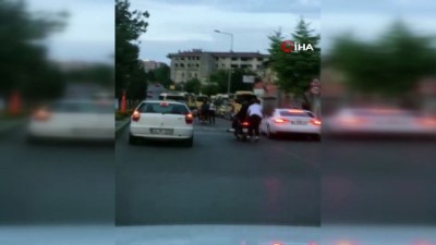 tehlikeli yolculuk -  Gaziosmanpaşa’da patenli gençlerin tehlikeli yolculuğu kamerada Videosu
