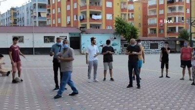 okul gorevlisi -  Rüzgarda yere düşen Türk bayrağını dalgalandırmak için seferber oldular Videosu
