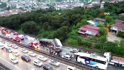  TEM’de zincirleme kazada 20'den fazla araç birbirine girdi: 15 yaralı