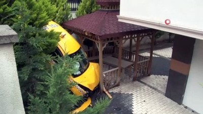 sekte -  Beylikdüzü’nde bir taksi sitenin bahçesine uçtu Videosu