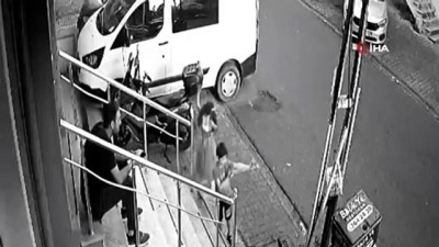 kucuk kiz -  Çekmeköy’de otomobilin çocuğa çarpma anı kamerada Videosu