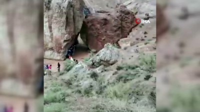  - Kazakistan'daki kanyon turuna çıkan öğrenciler sele yakalandı: 2 ölü