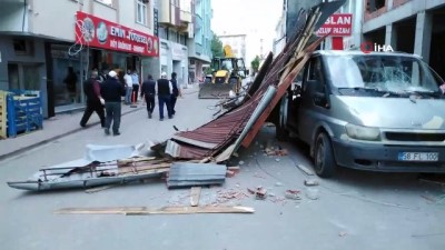  - Kuvvetli rüzgar çatıları uçurdu, direkleri devirdi