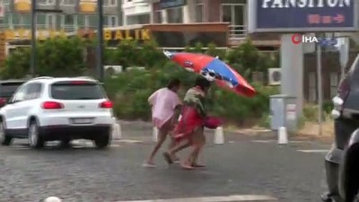 sarilar -  Sağanak yağmura sahilde yakalanıp kaçacak yer aradılar Videosu