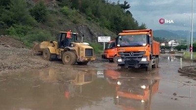 Sel nedeniyle kapanan Amasya-Erzincan karayolu trafiğe açıldı
