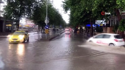  Şiddetli yağış Edirne'de yoları göle çevirdi