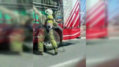 sebze hali -  Bayrampaşa meyve sebze hali önünde bir otobüste bilinmeyen bir nedenden dolayı yangın çıktı . İtfaiye ekipleri yangına müdahale ediyor. Videosu