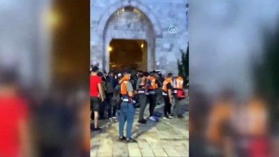 asiri sag - KUDÜS - İsrail polisi Şam Kapısı'nda akşam namazı kılan Filistinlilere saldırdı Videosu