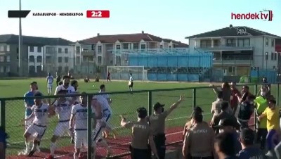 asus - SAKARYA - Amatör ligde uzatmada gelen golün ardından çıkan kavgada iki futbolcu darbedildi Videosu