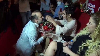 evlilik teklifi -  Tiyatro salonunda oyuncudan sürpriz evlilik teklifi Videosu