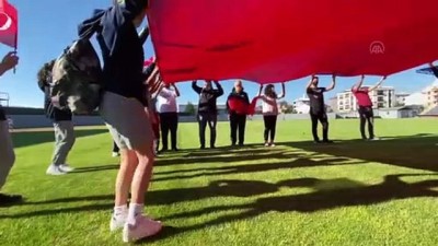 DÜZCE - Genç milli sporculardan A Milli Futbol Takımı'na destek