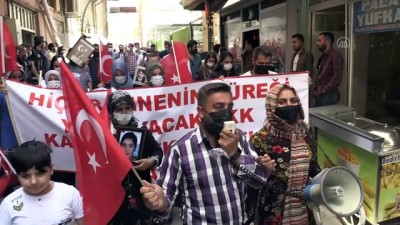 HAKKARİ - Terör mağduru aileler HDP İl Başkanlığı önünde eylem yaptı