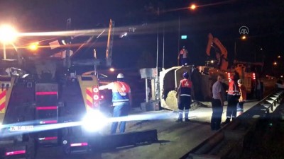 hafriyat kamyonu - İSTANBUL - Kağıthane'de devrilen çakıl yüklü hafriyat kamyonunun sürücüsü yaralandı Videosu