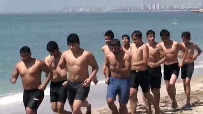 MERSİN - Güreşçiler, sahilde antrenman yaparak turnuvalara hazırlanıyor