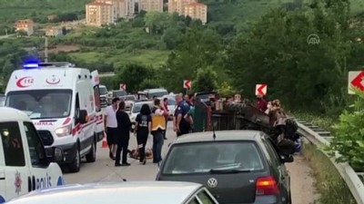 DÜZCE - Kanala devrilen tarım aracındaki 6 kişi yaralandı