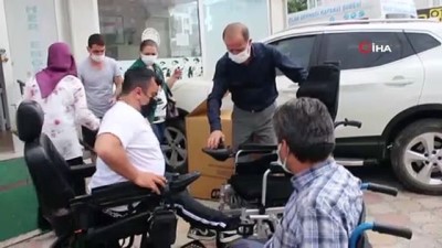 akulu araba -  Akrabaları engelli olunca her yıl tekerlekli sandalye bağışlamaya başladılar Videosu