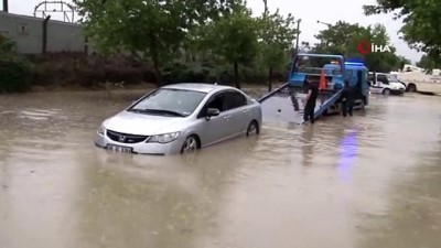  Başkent'te vatandaşlar sel sonrası sular altında kalan araçta mahsur kaldı