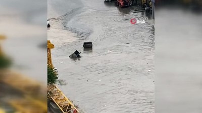 mahsur kaldi -  Başkent'te vatandaşlar sel sonrası sular altında kalan araçta mahsur kaldı Videosu
