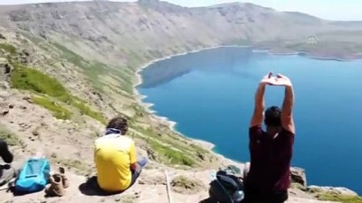 cevre temizligi - BİTLİS - Nemrut Krater Gölü'nde çevre temizliğine dikkat çekmek için doğa yürüyüşü Videosu