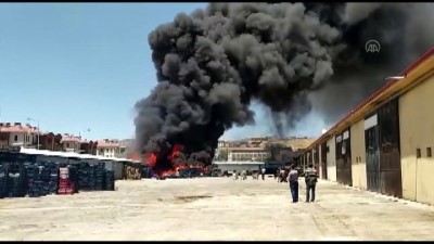 toptanci hali - ELAZIĞ - Toptancı halinde çıkan yangın hasara neden oldu Videosu