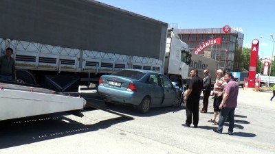 a haber -  Erzurum’da feci kaza... Işık ihlali yapan otomobil tırın altına girdi Videosu