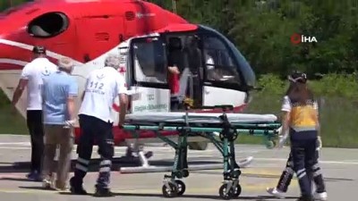  Kafasına kamyonetin arka kapağı düşen kadın ambulans helikopterle hastaneye kaldırıldı