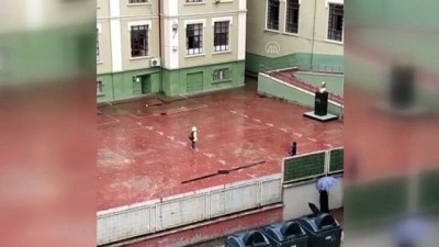 okul bahcesi - KOCAELİ - Yağmura rağmen İstiklal Marşı okuyan 2 öğrenci takdir topladı Videosu