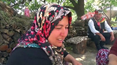 bulasici hastalik -  Köylü kadınlar virüsten korunmak için kekik suyu çıkarıyorlar Videosu
