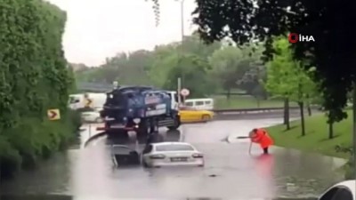 mahsur kaldi -  Aracıyla su basan yolda mahsur kaldı, otomobilin üzerinde kurtarılmayı bekledi Videosu