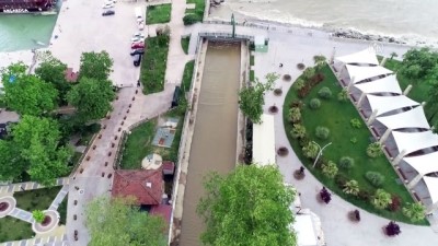 DÜZCE - Akçakoca'da yağış sonrası oluşan çamurlu su denizin rengini değiştirdi