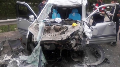 dinlenme tesisi - ESKİŞEHİR - Tırla çarpışan araçtaki anne ve kızı öldü, baba ve iki çocuğu yaralandı Videosu