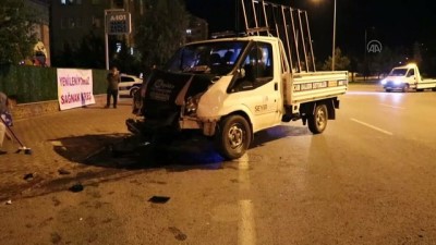 KAYSERİ -  Otomobille kamyonet çarpıştı: 3 yaralı