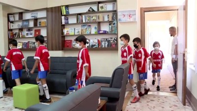 futbol takimi - KOCAELİ - Kansere yakalanan genç antrenör futbolla hayata tutundu (1) Videosu