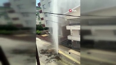 pazar gunu -  Pendik’te çalışma yapılırken su borusu patladı; su apartmanın yüksekliğine ulaştı Videosu