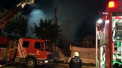 patlama sesi -  Sancaktepe’de içinde tüplerin bulunduğu palet deposu yandı, mahalleli sokağa döküldü Videosu