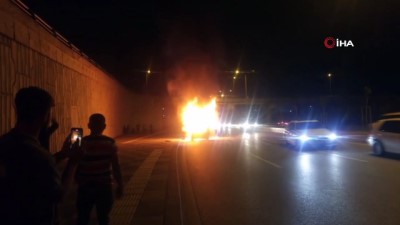  Başkent'te seyir halindeki otomobil alev alev yandı