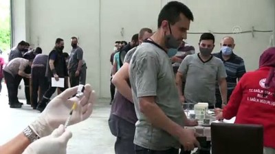asi - BİLECİK - Mobil ekipler fabrikalarda çalışanları Kovid-19'a karşı aşılıyor Videosu