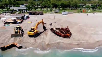 kuru yuk gemisi -  Dünyaca ünlü plajdaki 130 yıllık batık gemi karaya çıkarıldı Videosu