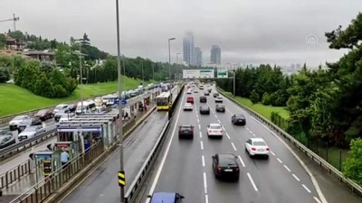 İSTANBUL - Yağış trafiği olumsuz yönde etkiliyor