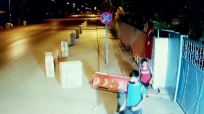 ogretmenler - KAHRAMANMARAŞ - Rüzgar nedeniyle katlanan bayrağı açıp öpen çocuklar ödüllendirildi Videosu