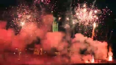 havai fisek - New York’ta büyük ölçüde kaldırılan Kovid-19 kısıtlamaları havai fişeklerle kutlandı Videosu
