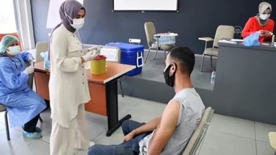 saglik personeli - ADANA - Organize sanayi bölgesinde çalışanlara Kovid-19 aşıları yapılıyor Videosu