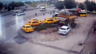 otobus duragi -  Bursa'da kontrolden çıkan otomobil, otobüs durağına girdi... 5 kişinin yaralandığı kaza kamerada Videosu