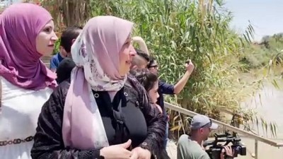 unluler - EL MAĞTAS - Filistinli kadın 24 yıldır göremediği ailesiyle Ürdün Nehri'nin karşı kıyılarında hasret giderdi (2) Videosu
