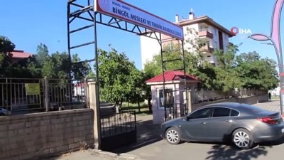 meslek lisesi -  Güneş enerjisi ve kendi yazılımlarıyla okul giriş kapısını otomatik yaptılar Videosu